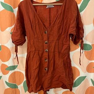 Burnt orange colored romper, cute for a casual day out, worn a couple of times🍊